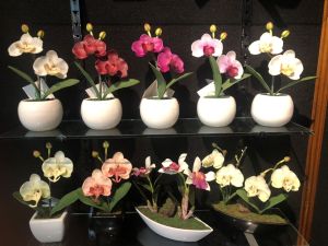 แจกันดอกไม้ประดิษฐ์ขนาดเล็ก ดอกกล้วยไม้ปลอมพร้อมแจกันเซรามิค