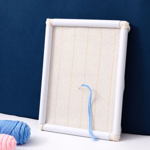 สะดึงเหลี่ยมแบบท่อสำหรับปักผ้า พลาสติกสีขาว ยึดผ้าด้วยคลิปล็อก 11*11 นิ้ว