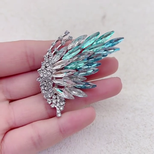 Metallic Butterfly Brooch Featuring Gradient Stones Secure Clasp Designs Portable for Gift Occasions