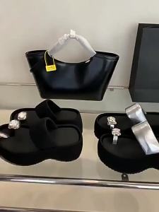 [Free Shipping] New Style Thick-Soled Slip-On Sandals For Petite Women With Toe Loops Pigeon Egg Rhinestones And A High-End Feel