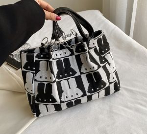 กระเป๋าผ้าใบใหญ่ สะพายไหล่ ลายทอรูปหัวกระต่าย  สายหนังเชื่อมด้วยห่วง มีซิปปิดเปิด