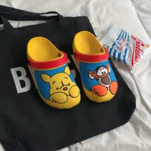 รองเท้าหัวโต รองเท้าแตะแบบสวมรัดส้น ลายการ์ตูนดิชนี่ แก๊งค์หมีพูห์ Pooh สไตล์เกาหลี สีสันสดใส