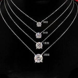 AE Sổ đỏ nhỏ Moissanite D Những viên đá pha lê nhiều màu sắc S925 Dây chuyền bạc nguyên chất dành cho nữ phong cách sang trọng nhẹ nhàng giống như dây chuyền mà Ruth và Xu Yan đeo dây chuyền xương quai xanh.