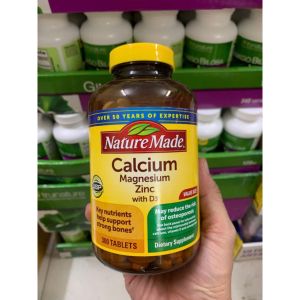 Chống loãng xương Calcium Magnesium Zinc D3 chai 300 viên hãng Nature Made từ Mỹ - - Giúp xương và răng chắc khoẻ. Phòng ngừa và làm giảm nguy cơ loãng xương. Giúp hỗ trợ cơ khỏe mạnh giảm run cơ bắp do thiếu canxi.