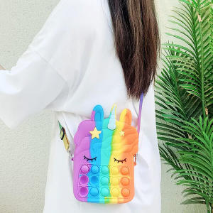 WEIHUIMEI New Pop It กระเป๋าป๊อปอิท กระเป๋ายูนิคอร์น สีสันสวยงาม กระเป๋าของเล่นกระเป๋าสะพายข้าง Fidget Toy ของเล่นตลกคีย์บอร์ดซิลิโคน กระเป๋าใส่เหรียญของสาวๆ
