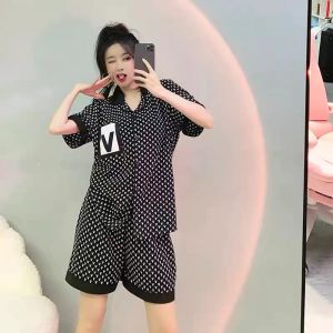 802 E ชุดนอนผ้าซาตินผู้หญิง ชุดนอนคอปก แต่งกระดุม ชุดนอนแขนสั้นขาสั้นลวดลายน่ารัก เนื้อผ้าบาง ลื่น ไม่เสียดสีผิว สินค้าพร้อมส่งทุกสีและไซส์