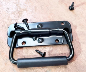 มือจับ มือจับสปริงเปลือยชุบดำ ขนาดเล็ก อุปกรณ์แร็ค หูยกแร็ค หูยก มือจับกล่อง มือจับแร็ค หูยกกล่อง หูแร็ค มือจับแร็ค พร้อมสกรู 8x5/8 นิ้ว 4 ตัวต่ออัน