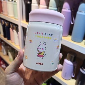 X ADORNMENT 320มล แก้วเก็บความร้อนขนาดเล็ก ฟลีซ ลายการ์ตูน ขวดน้ำกันความร้อน แบบพกพา น้ำหนักเบา แก้วกาแฟสำหรับเดินทาง