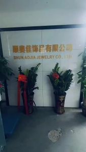 Phong cách Hàn Quốc sang trọng nhẹ nhàng 18k Vòng tay kín thời trang đơn giản mạ vàng họa tiết vảy rồng vòng tay thép titan cho phụ nữ CGK