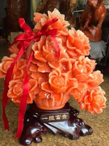 Tượng Bình Hoa Mẫu Đơn Đỏ Cam Mới To Dây Đỏ May Mắn Quá Hoành Tráng Đẹp Lắm Size Cao 55cm Ngang 48cm Sâu 31cm biểu tượng sự Hưng Thịnh thịnh vượng phồn vinh Giàu Sang Phú Quý Giàu Sang Phú Quý Mệnh Hỏa Thổ trưng phòng khách nhà công ty 2850k ạ