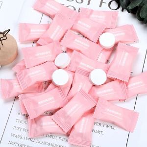 Isi 50pcs Handuk Tisu Basah Kering Wajah Badan Travel Traveling Lipat Kecil