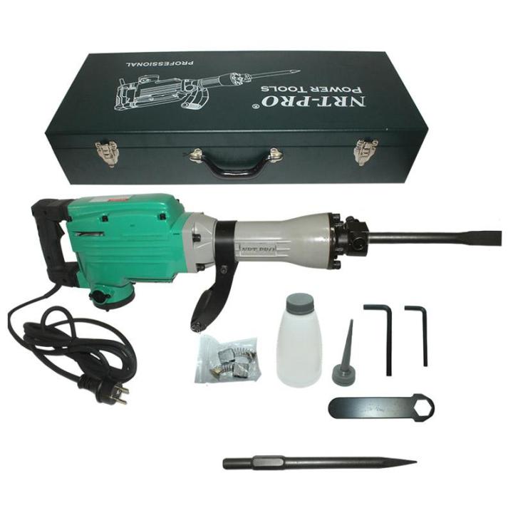 Yetuk rus ayol jinsiy aloqa uchun it uslubidagi pozitsiyaga kirdi.