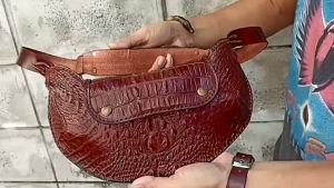 (ส่งฟรีไม่ต้องใช้โค้ด) กระเป๋าสะพายผช หน้ากว้าง 11นิ้ว หนังจระเข้ซับในหนังวัวอีกชั้น มี2ช่อง หนังนุ่ม มีสินค้าพร้อมส่ง