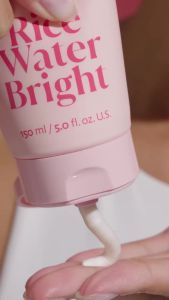 [Reday stock]The Face Shop  Rice Water Bright Foaming Cleanser with Ceramides  Gentle facial cleanser for moisturizing and hydration  Vegetarian Facial Cleanser  Makeup Remover  Suitable for all skin types in Korea 300 Ml