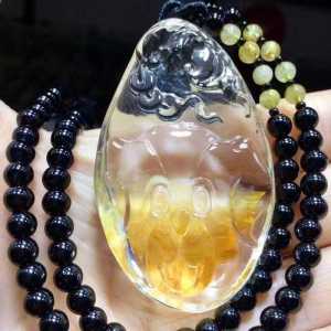 A natural red rabbit fur lucky pig pendant with exquisite carving. The color is bright the rabbit fur is vivid the crystal is transparent and the craftsmanship is superb. It brings wealth and good fortune!