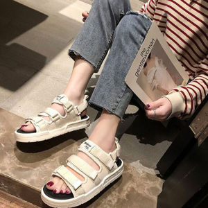 KAIDEWEMAK ✨(สินค้าเฉพาะจุด)✨รองเท้าแตะกีฬาพื้นหนาสำหรับผู้หญิงฤดูร้อนปี 2022 ใหม่ Velcro ป่าเปิดนิ้วเท้าแบนพื้นสุทธิสีแดงรองเท้าชายหาดลำลอง