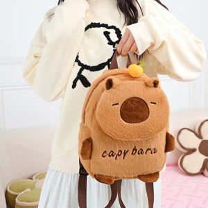 LANGJ งานปัก กระเป๋าเป้ตุ๊กตา Capybara ผ้าฝ้ายพีพี หนาขึ้น กระเป๋านักเรียนความจุขนาดใหญ่ สร้างสรรค์และสร้างสรรค์ ขนยาวขนยาว กระเป๋าเดย์แพ็ครูปสัตว์การ์ตูน สาวๆ