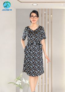 Đầm Trung Niên Dáng Suông Cổ Tim Ngắn Tay Kèm Dây Đai Thắt Eo Chất Vải Lụa Cao Cấp Họa Tiết Mắt Xích Đen Trắng Sang Trọng Lịch Sự