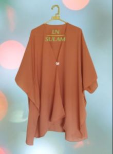 Promo Diskon Outer Kekinian Batwing Long Outer Perlengkapan Stelan Baju Pakaian Atasan Wanita Rompi Polos Perempuan Baju Kalong/Keleleawar Santai dan baju lebaran kondangan model motif Terbaru baju lebaran stelan kaftan dan Gamis dan Dres tambah bros
