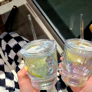 แก้วน้ำ โฮโลแกรม 400ml ดีไซน์มินิมอล ดีเทลสีรุ้ง ทนความร้อน พร้อมหลอดแก้วและฝาปิด ใช้งานสะดวกและปลอดภัย