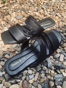 ลดเหลือ100บาท งานกล่อง รองเท้าแตะส้นเตี้ยจาก Donna & Co. เป็นตัวเลือกที่ดีสำหรับผู้ที่มองหารองเท้าที่สวมใส่สบายและมีสไตล์