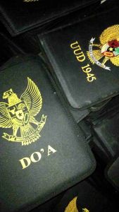 Pemilihan dan Penggunaan Map Upacara Sablon & Selempang Upacara Tiap Petugas