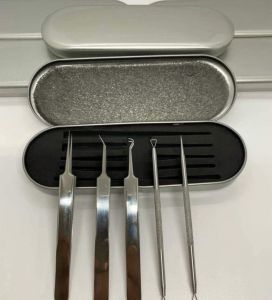 Bộ dụng cụ nặn mụn 5 món: 3 nhíp lấy mụn và 2 que nặn mụn