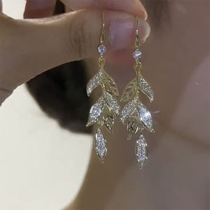 Bông tai lá độc đáo sang trọng đẳng cấp thiết kế riêng biệt dịu dàng tôn khí chất quý cô phong cách Pháp nhẹ nhàng tinh tế.