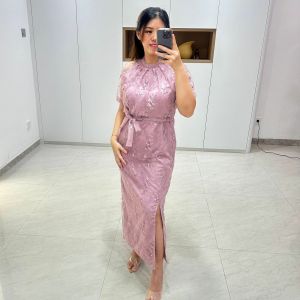 Gaun Pesta Aurelia Bordir Mutiara Elegan dengan Slit Panjang dan Kerah Berdiri