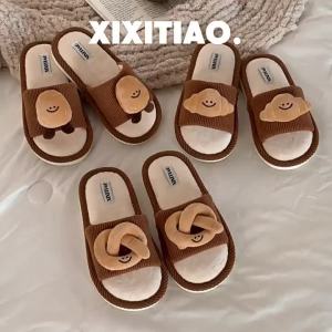 WY-XIXITIAO รองเท้าแตะผ้าฝ้ายครัวซองขนมปัง3มิติแฟชั่นสำหรับผู้ชายและผู้หญิงรองเท้าบ้านใหม่ฤดูใบไม้ร่วงและฤดูหนาวอบอุ่นและสะดวกสบายไม่เหมือนใคร