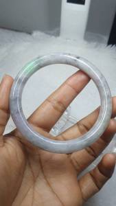 J447 กำไลหยกพม่า เจไดต์เนื้อเทียน สีขาวอมเทาแซมเขียวสด