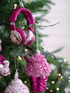 เครื่องประดับเค้กหมีคริสต์มาส2ชิ้นใช้งานง่าย ABS ตกแต่งแขวนหน้าต่างที่ทนทานของตกแต่งงานเทศกาล