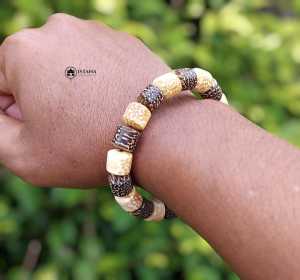 Gelang Kayu Kombinasi Dua Macam Liwung Hitam dan Liwung Putih Ukuran 10mm Isi 20 Butir - Bracelets