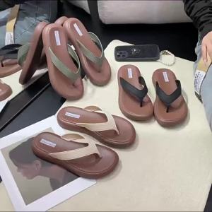 [Free Shipping] New womens summer flip-flops fashionable beach sandals indoor non-slip soft-soled shower slippers