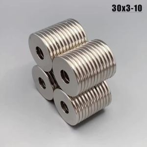 แม่เหล็กขนาด 30x3-10 มม. รู 10 มม. อุปกรณ์เสริมกลมสำหรับตู้เย็น ครัว โรงรถ เครื่องมือ อุปกรณ์เสริมตู้เย็น 30*3-10 มม. 1/2/5/10/50 ชิ้น