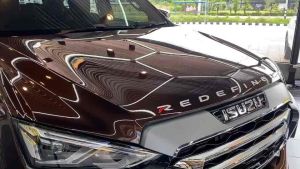 โลโก้ฝากระโปรง อีซูซุ มิวเอ็กซ์ 2021 นูนต่ํา Redefined เพิ่มความหล่อ ให้รถคันโปรด