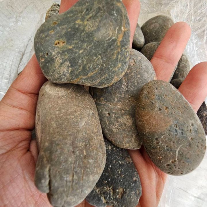 หินแม่น้ำรวมสี ดำและน้ำตาล 1 กก. สำหรับโรยหน้ากระถาง