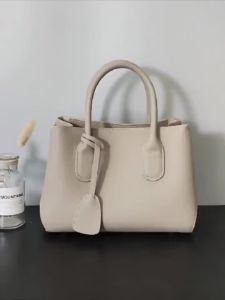 กระเป๋าถือ กระเป๋าสะพายไหล่ หนังแท้ จุของได้เยอะ แฟชั่นสําหรับสตรี ขนาดใหญ่