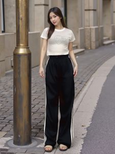 ชุดเซ็ตแฟชั่นผู้หญิง เสื้อยืดแขนสั้นผ้านุ่มเข้ารูปจับคู่กางเกงขากระบอกทรงตรง ใส่แล้วลุคสดใสชิลล์และมีสไตล์