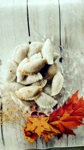 CIRENG ISI AYAM SUWIR PEDAS MERCON/KEMASAN VACUM/10pcs TERMURAH\\n\\n Apa Itu Cireng Isi Ayam Suwir Pedas Mercon?\\n\\nCireng isi ayam suwir pedas Mercon adalah makanan ringan tradisional Indonesia yang terbuat dari tepung tapioka dan diisi dengan daging ayam suwir yang dicampur dengan bumbu pedas Mercon. Cireng ini biasanya digoreng hingga garing dan renyah, sehingga cocok untuk dinikmati sebagai camilan atau hidangan penutup.\\n\\n Kenapa Cireng Isi Ayam Suwir Pedas Mercon Populer?\\n\\nCireng isi ayam suwir pedas Mercon populer karena rasanya yang enak dan lezat, serta teksturnya yang renyah dan garing. Selain itu, cireng ini juga mudah dibuat dan disajikan, sehingga cocok untuk dinikmati oleh semua kalangan. Cireng isi ayam suwir pedas Mercon juga memiliki kemasan vacuum yang memudahkan pengiriman dan penyimpanan.\\n\\n Bagaimana Cara Membuat Cireng Isi Ayam Suwir Pedas Mercon?\\n\\nBerikut ini adalah langkah-langkah untuk membuat cireng isi ayam suwir pedas Mercon:\\n\\n1. Siapkan bahan-bahan yang dibutuhkan, seperti tepung tapioka, daging ayam suwir, bumbu pedas Mercon, garam, dan minyak goreng.\\n\\n2. Campurkan tepung tapioka dengan air hingga membentuk adonan yang kental dan tidak lengket.\\n\\n3. Panaskan minyak goreng dalam wajan.\\n\\n4. Bentuk adonan cireng dengan menggunakan sendok atau tangan, lalu isi dengan daging ayam suwir yang telah dicampur dengan bumbu pedas Mercon.\\n\\n5. Goreng cireng hingga garing dan renyah.\\n\\n6. Angkat dan tiriskan cireng.\\n\\n7. Sajikan cireng isi ayam suwir pedas Mercon sebagai camilan atau hidangan penutup.\\n\\n Cireng Isi Ayam Suwir Pedas Mercon Dalam Kemasan Vacum\\n\\n Keuntungan Menggunakan Kemasan Vacum\\n\\nKemasan vacum sangat cocok untuk cireng isi ayam suwir pedas Mercon karena beberapa alasan berikut:\\n\\n- Kemasan vacum dapat menjaga cireng tetap segar dan renyah selama beberapa waktu.\\n- Kemasan vacum dapat mencegah masuknya udara dan kelembaban yang dapat merusak cireng.\\n- Kemasan vacum memudahkan pengiriman dan penyimpanan cireng.\\n\\n Bagaimana Cara Menyimpan Cireng Isi Ayam Suwir Pedas Mercon Dalam Kemasan Vacum?\\n\\nUntuk menyimpan cireng isi ayam suwir pedas Mercon dalam kemasan vacum, ikuti langkah-langkah berikut:\\n\\n1. Pastikan cireng sudah dingin sebelum dimasukkan ke dalam kemasan vacum.\\n\\n2. Masukkan cireng ke dalam kemasan vacum, lalu tutup kemasan dengan baik.\\n\\n3. Simpan kemasan vacum di tempat yang kering dan sejuk.\\n\\n4. Jangan simpan kemasan vacum di tempat yang lembab atau terkena sinar matahari langsung.\\n\\n Cari Cireng Isi Ayam Suwir Pedas Mercon Termurah 10pcs\\n\\n Di Mana Saya Bisa Membeli Cireng Isi Ayam Suwir Pedas Mercon Termurah 10pcs?\\n\\nAnda dapat membeli cireng isi ayam suwir pedas Mercon termurah 10pcs di beberapa toko online atau marketplace Indonesia seperti Tokopedia, Shopee, atau Lazada. Anda juga bisa mencari toko offline yang menjual cireng isi ayam suwir pedas Mercon termurah 10pcs di sekitar Anda.\\n\\n Bagaimana Cara Membandingkan Harga Cireng Isi Ayam Suwir Pedas Mercon?\\n\\nUntuk membandingkan harga cireng isi ayam suwir pedas Mercon, Anda bisa melihat harga di beberapa toko online atau marketplace Indonesia seperti Tokopedia, Shopee, atau Lazada. Anda juga bisa membandingkan harga di toko offline yang menjual cireng isi ayam suwir pedas Mercon di sekitar Anda. Pastikan untuk membandingkan harga dari produk yang sama dan memiliki kemasan vacum yang sama.\n}