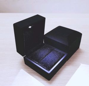 Hộp nhẫn có đèn màu đen/đỏ sang trọng