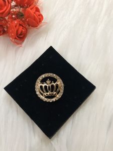 Trâm cài áo đính đá tam giác - Cái áo hình vương niệm