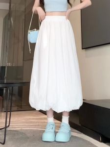 AMMIN 2024กระโปรงทรงหลวมสไตล์สปอร์ตใส่สบายสำหรับผู้หญิงกระโปรงผึ่งผายดอกแบบสตรีทสีเทาเอวยางยืดยาวปานกลางฤดูร้อน