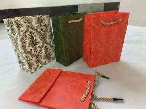 ร้าน88 ถุงใส่ของขวัญ ถุงกระดาษน่ารัก ถุงใส่ของ ชิ้นเล็กๆน่ารัก ลายไทย3สี ขนาดตั้ง