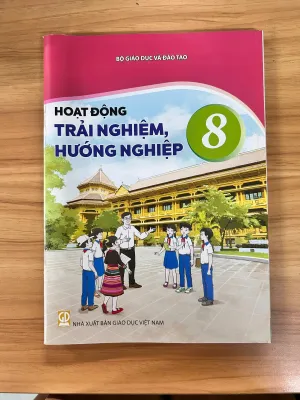 Sách giáo khoa Hoạt Động Trải Nghiệm Hướng Nghiệp 8- Kết Nối Tri Thức Với Cuộc Sống (Kèm Nilon bọc Sách nhãn tên)