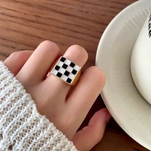 Cincin Elegan Desain Square Chess Board (Adjustable)