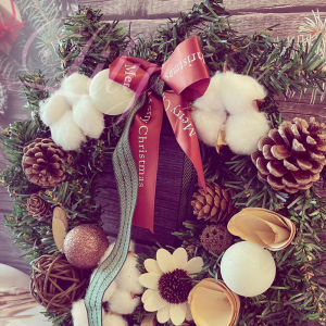 [SG Seller]新款天然手工花环 ECO Christmas  feel real Artificial Christmas Wreath Green Crestwood Spruce White Lights Decorated with cotton Pine Cones Berry Clusters Frosted Branches Christmas Collection 30CM仿真圣诞纯手工天然植物精致花环