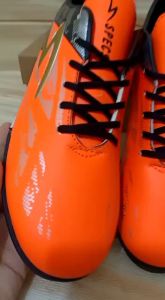 Promo sepatu olahraga futsal  pria dewasa. olahraga futsal