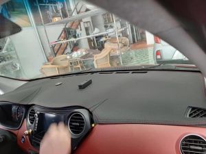 Thảm taplo da vân carbon cao cấp Hyundai I10 (sedan hatchback giống nhau dùng cho mọi đời xe I10)