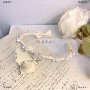 [COD] Biubiuni Phụ Nữ Thanh Lịch Rose Vine Headband Tóc Phụ Kiện Mũ Cô Gái Cổ Điển Kim Loại Hoa Ngọc Trai Màu Đỏ Hoa Hồng Trắng Tiara Hairbands